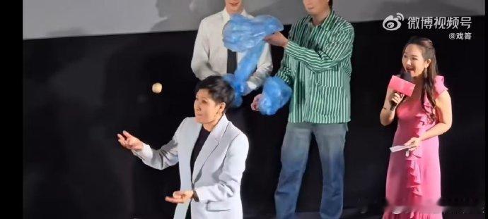 凯丽[超话]凯丽62岁正是拼的年纪谁说62岁不能挑战自我？凯丽老师的抛鸡蛋表演，
