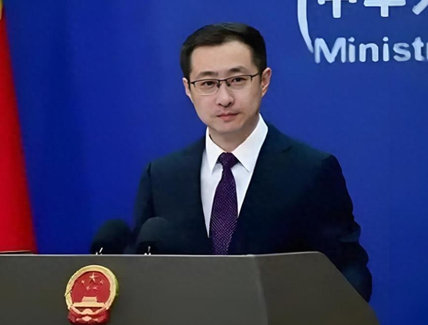 震惊！日本中国驻日使馆突发危险。
一名日本军人持刀翻墙闯入中方使馆，意图刺杀中国