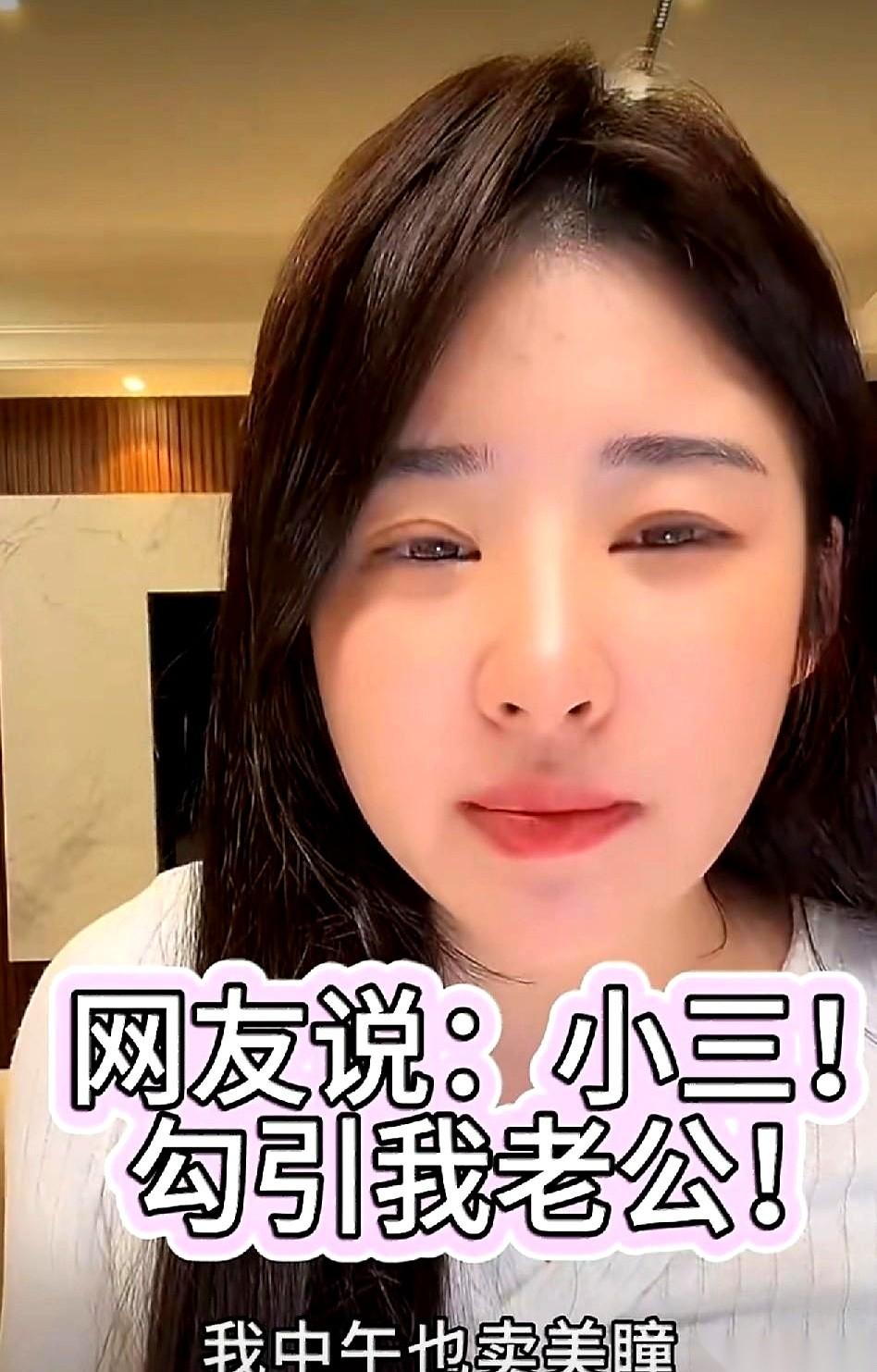 半夜刷到一个直播切片，直接给我看精神了。
黄一鸣，一个单亲妈妈，吭哧吭哧地在直播