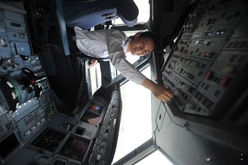 那些颜值高的空姐最后都嫁给了谁？其实选择还挺多样。部分空姐会和同行在一起，比如机