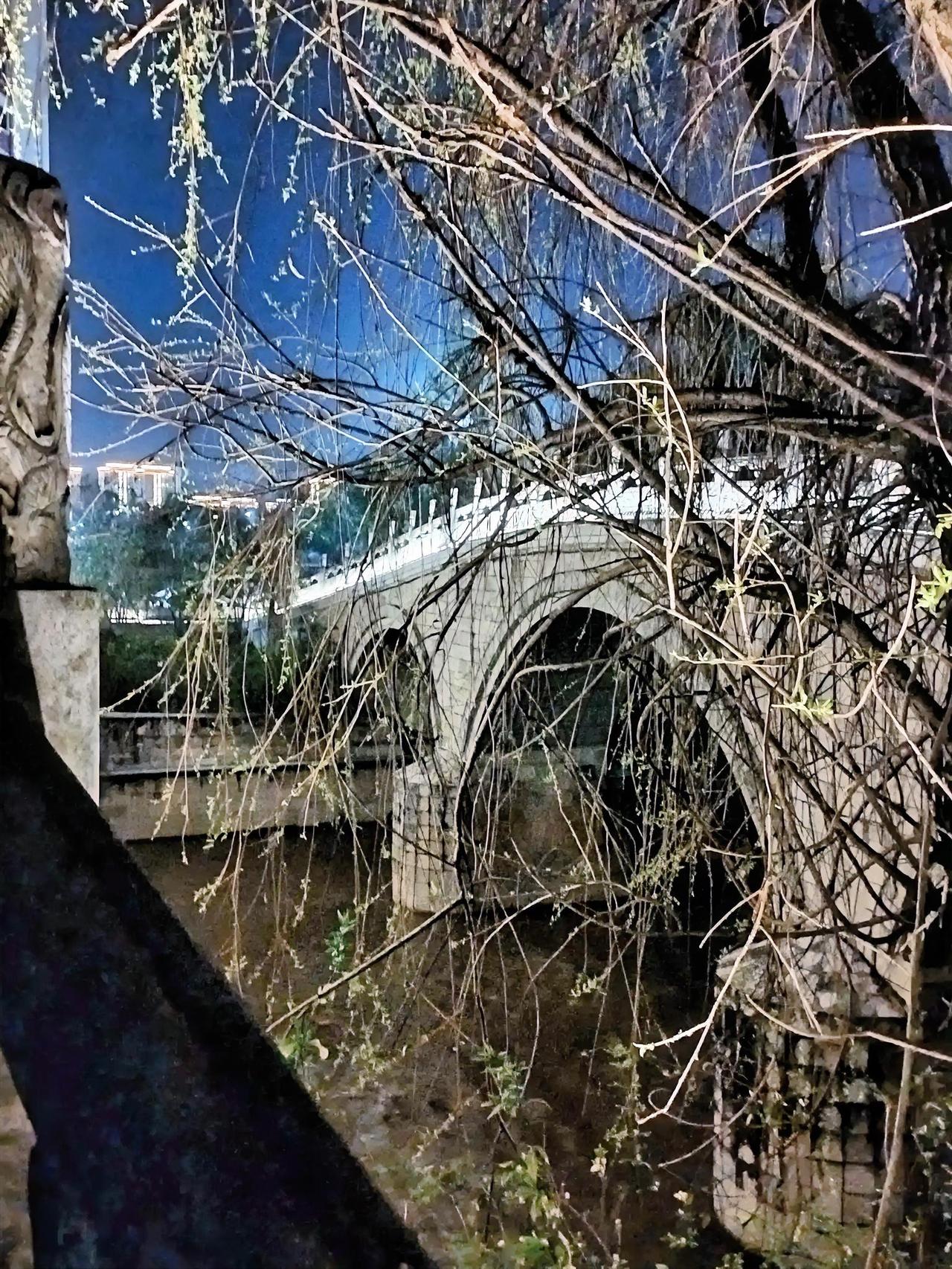 古桥映照着月夜，静谧得宛如一首诗、一幅画。轻柔的月光洒落在古桥上，桥身斑驳的石纹