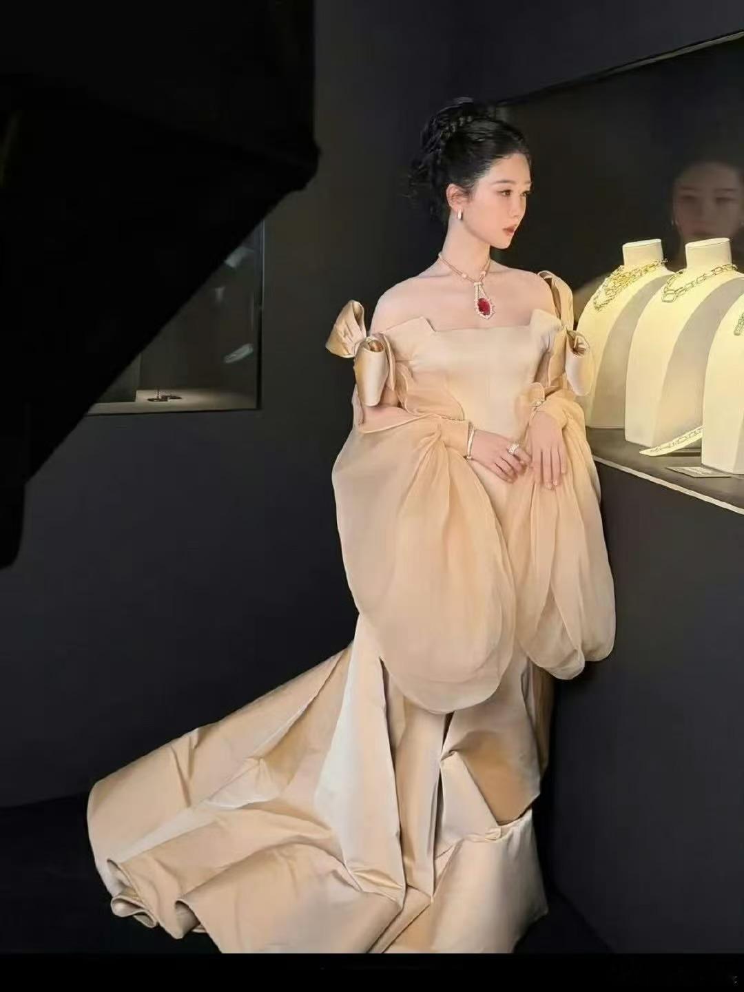 杨紫巴黎看秀造型简直公主杨紫巴黎看秀造型路透穿搭华丽大方，自带温柔贵气，妥妥童话
