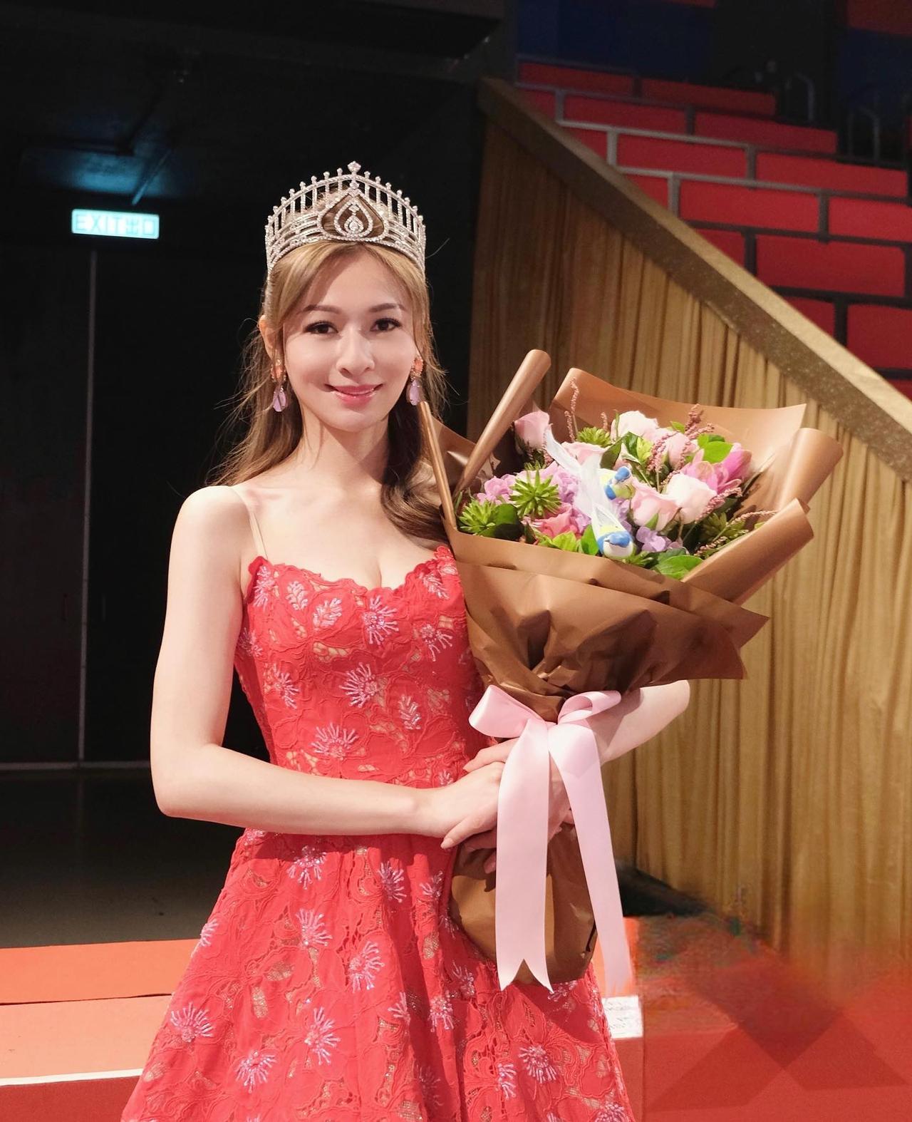 她是上一年的香港小姐选美冠军，长得还是挺漂亮，可惜TVB很少安排她去拍戏，都不知