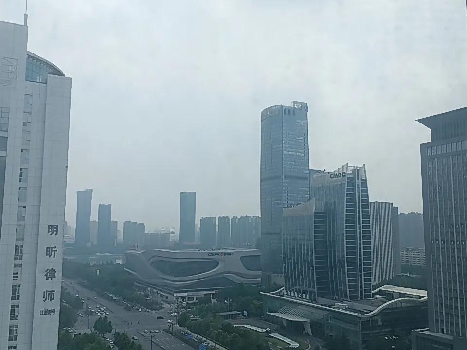 美签证再次预警。
前不久的第一次是印度申请窗口，印度人多，经济落后，这个正常。(