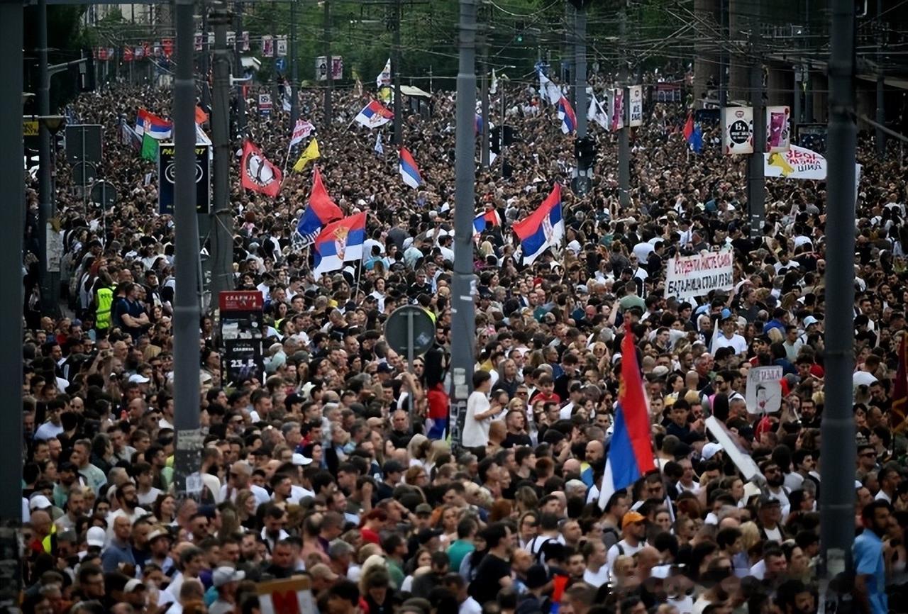 后院失火！武契奇人在北京，老家3.4万人逼宫，突然放话：我可能辞职
 
一边是北