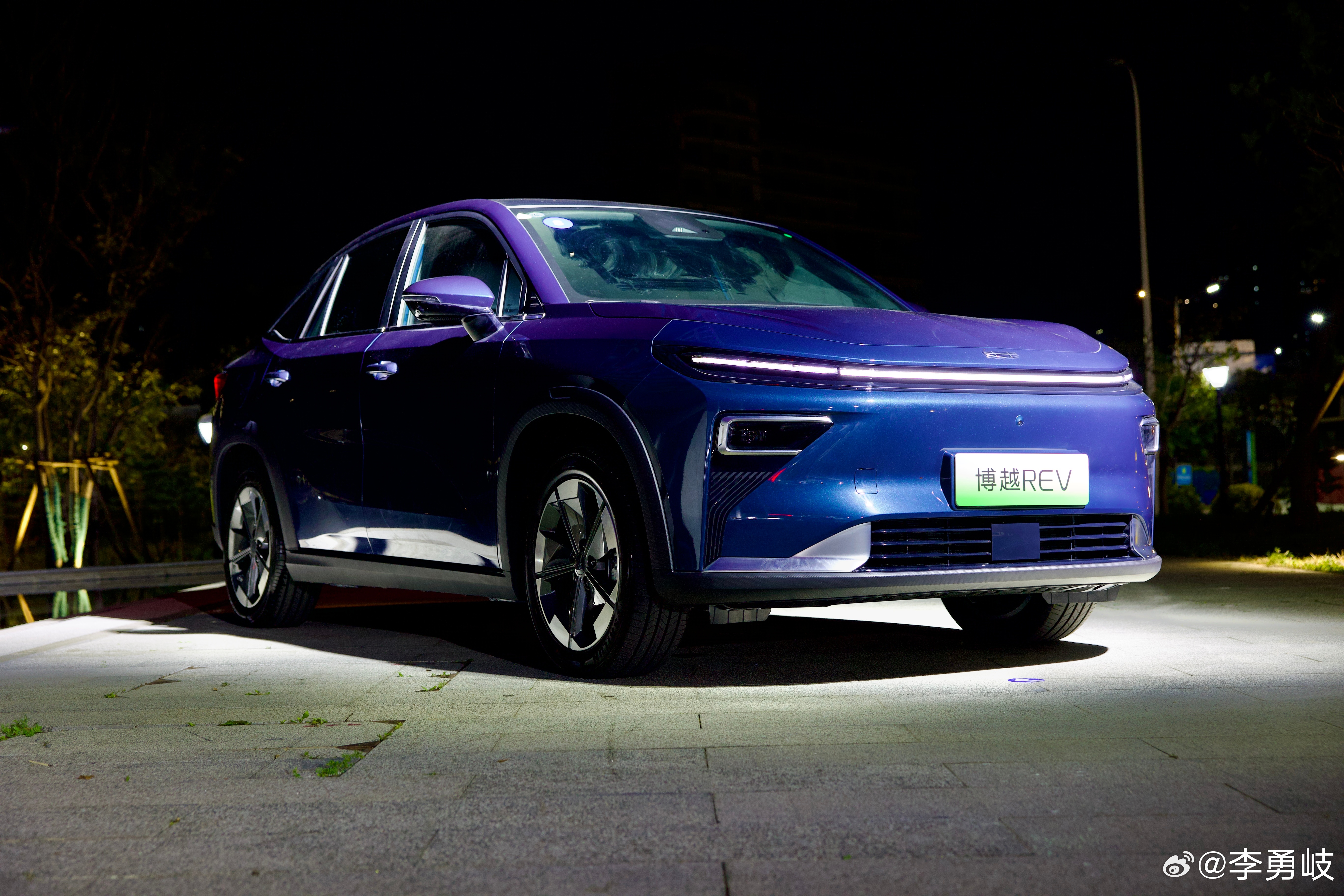 新一代长续航增程SUV！吉利博越REV开启预售，12.79万元起！纯电375km
