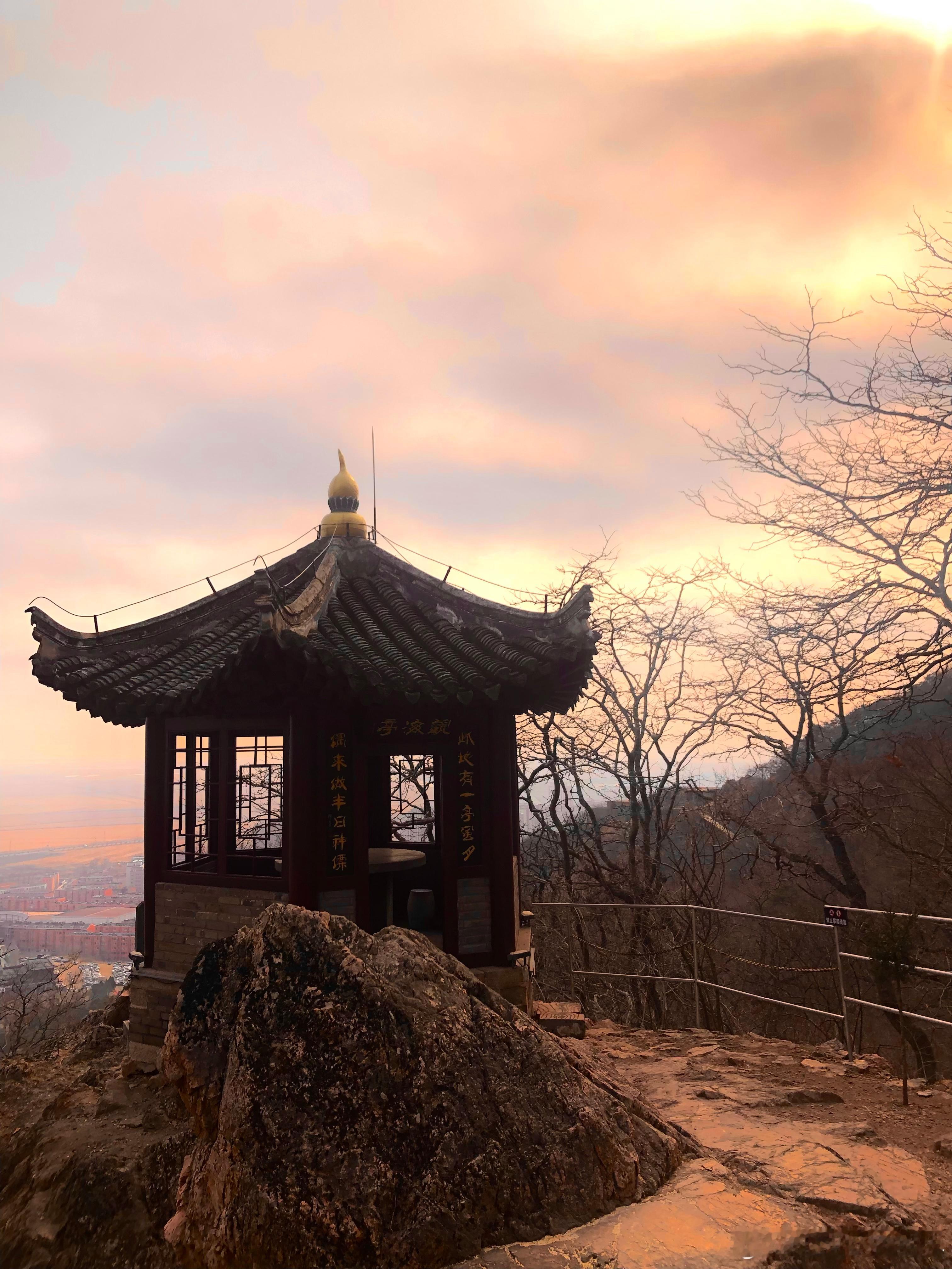 大孤山这两年有个很明显的变化：不只是山上有内容，山脚也开始有东西了。杏梅一开，整