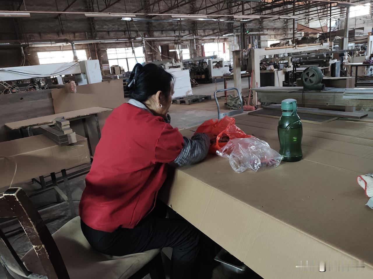 冬日生活打卡季厂里免费吃饭，然而，有人宁愿吃零食都不去吃饭，说吃不惯米饭。