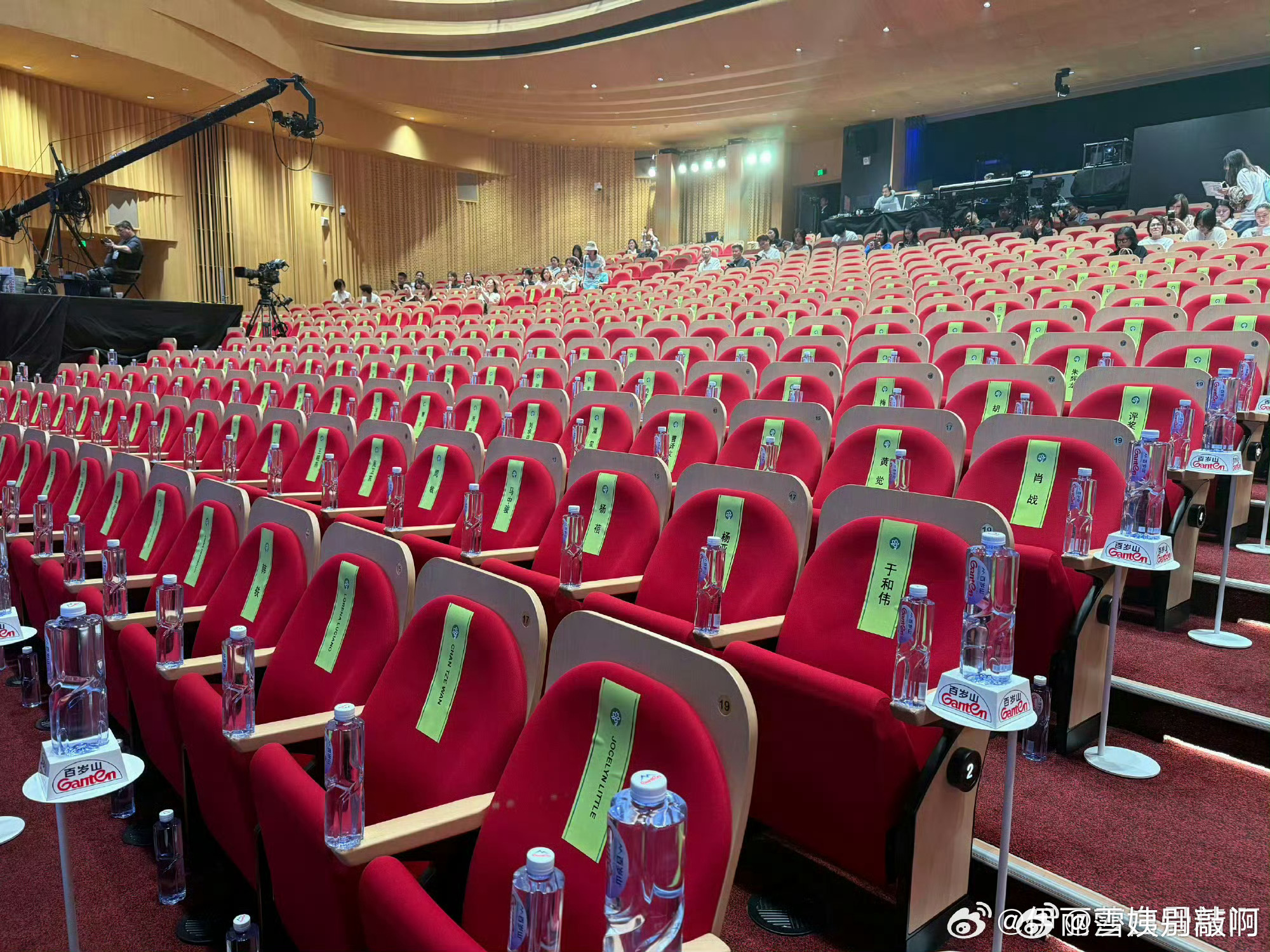 白玉兰内场座位安排杨紫 于和伟 第二排杨幂 肖战 第三排 