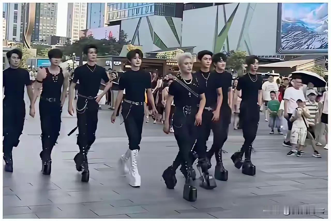 穿宫女鞋在街头走秀吗？
丢人现眼