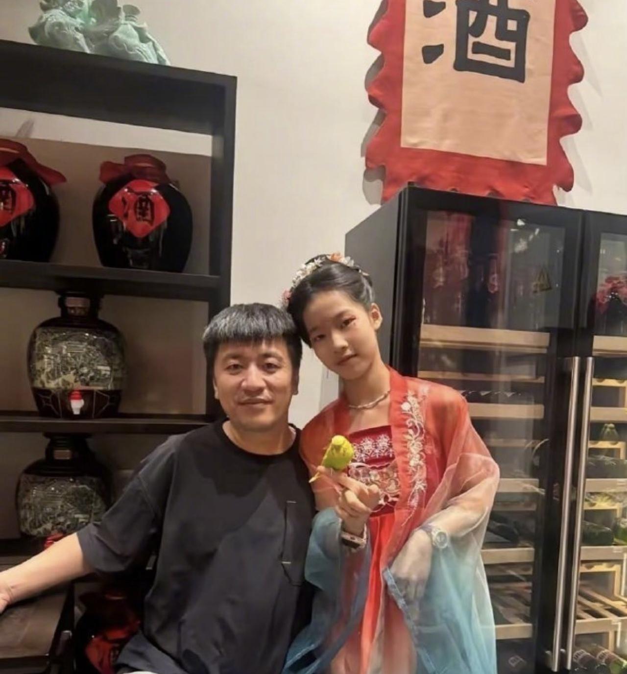 张雪峰女儿昨日在微博留言：“天上的文曲星换届了，选中了爸爸。” 张雪峰在2025