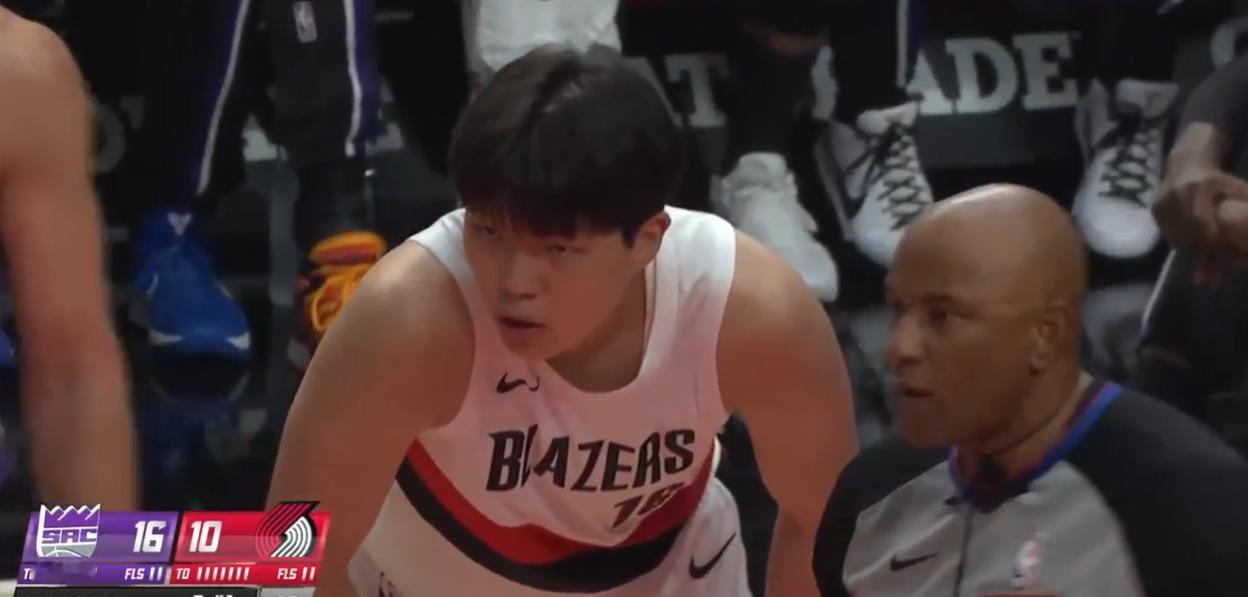 25-26赛季nba季前赛，开拓者主场迎战国王，第一节杨瀚森打了几分钟就拿到了3