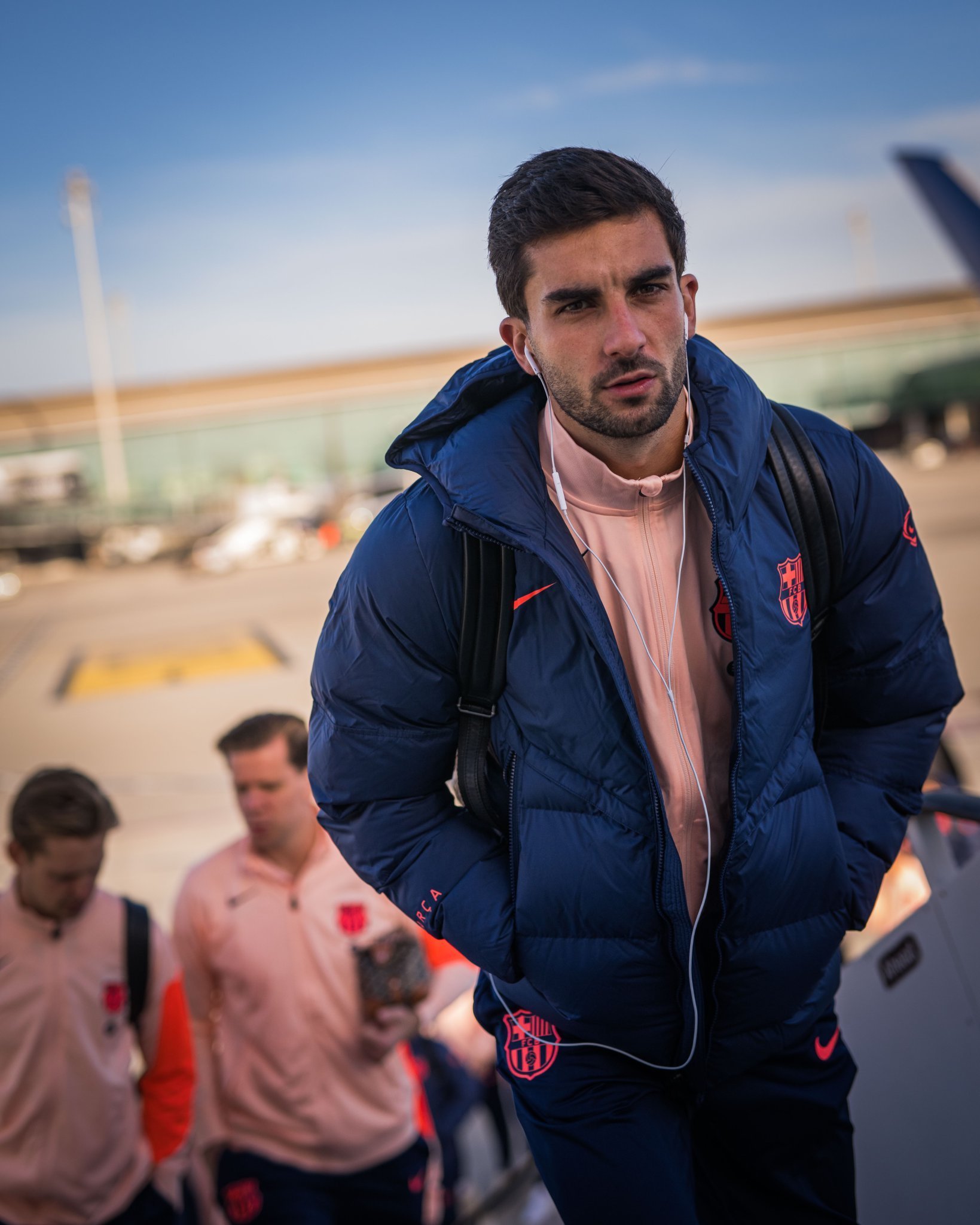 出征贝蒂斯，但塞维利亚机场的雾影响了球队的飞机。 航班将延误一小时。热点现场巴萨