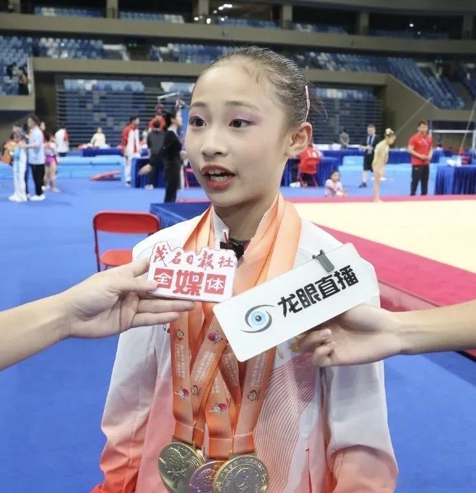 柯沁沁全能银牌女子体操恭喜这位小朋友首次参加亚运会就能获得银牌🥈已经很好了 后