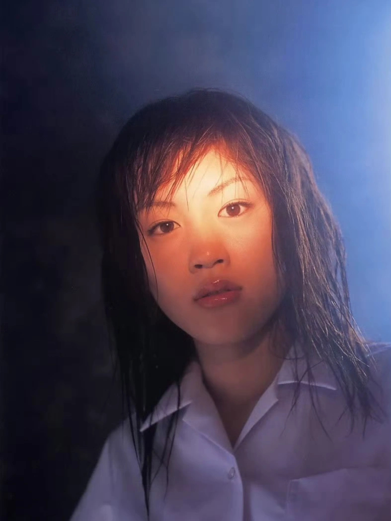 2004年，摄影师齐木弘吉镜头下的绫濑遥。 