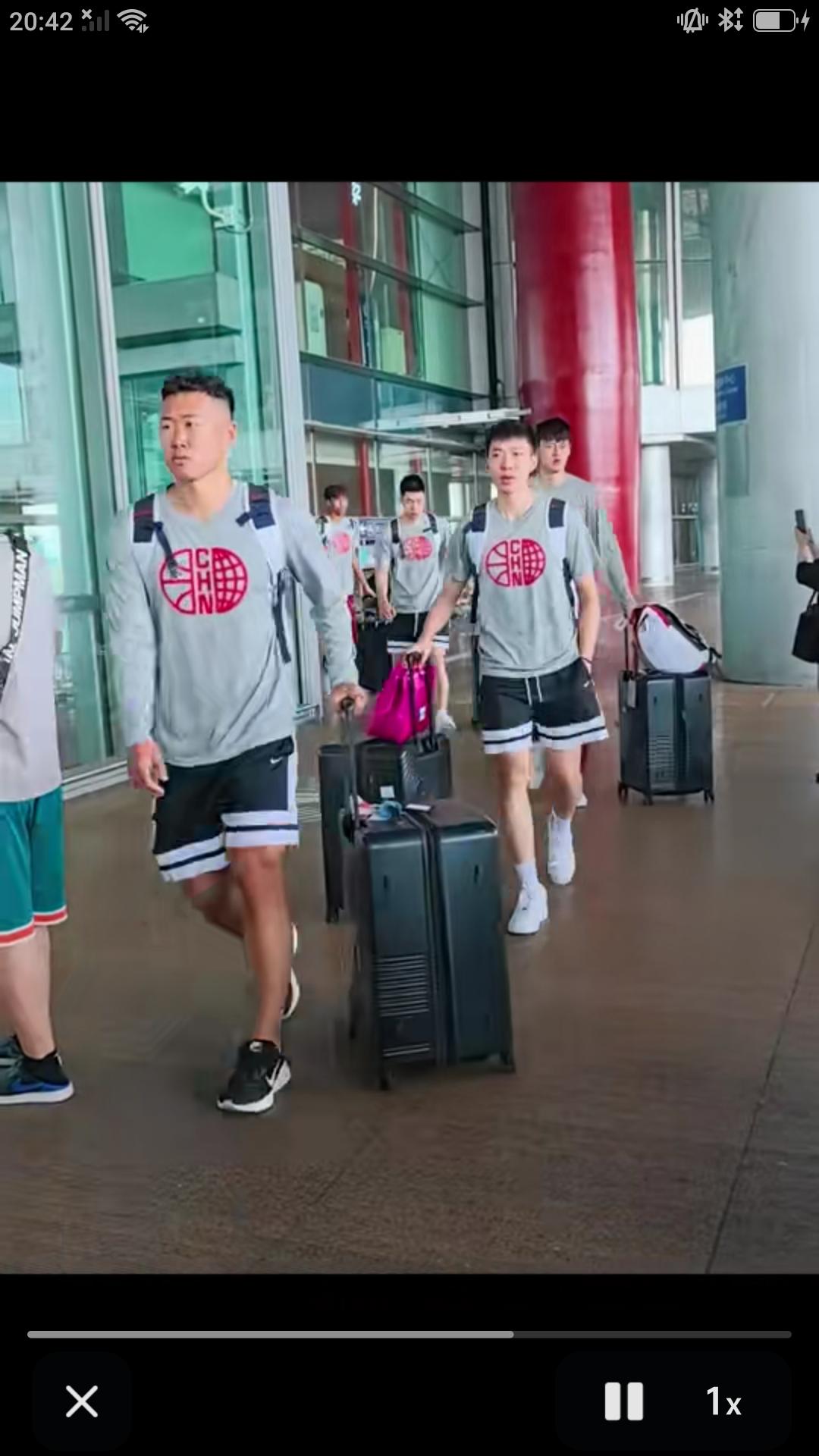 据央视网消息，中国男篮结束本次杭州热身赛，於昨天下午乘坐飞机返回北京。随后队员们