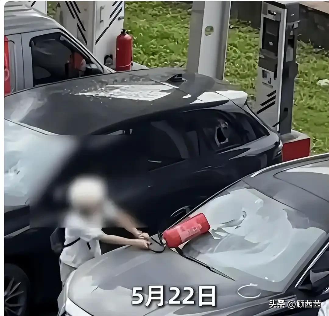充电位被私家车恶意霸占，男子多次求助无果怒砸车辆，结局让人唏嘘
 
好好讲道理行
