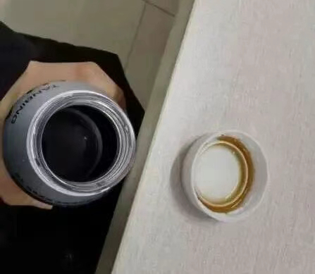 【咖啡到底是黑色还是棕色？】你有没有发现，看瓶子里的咖啡很黑，但是瓶盖上的咖啡呈