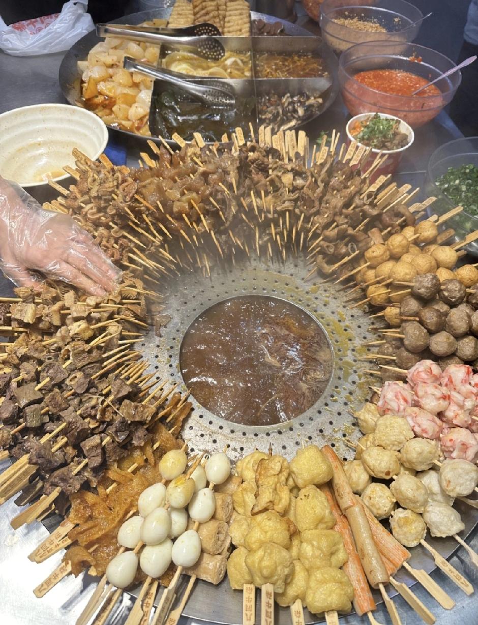 儿时玩伴今何在？[捂脸]
有的泰国缅甸柬埔寨，
有的股市里面当韭菜，
有的花呗借