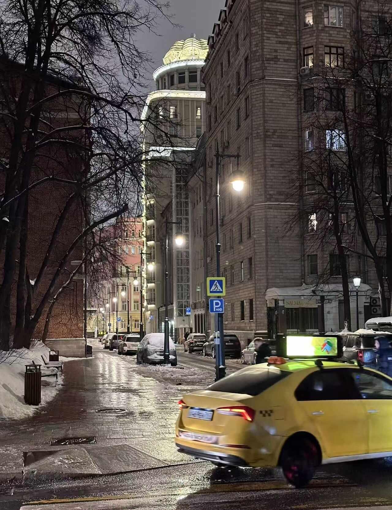 极梦/Moscow 2:03AM
莫斯科的夜晚总是很长，但有你在的时候，又觉得不