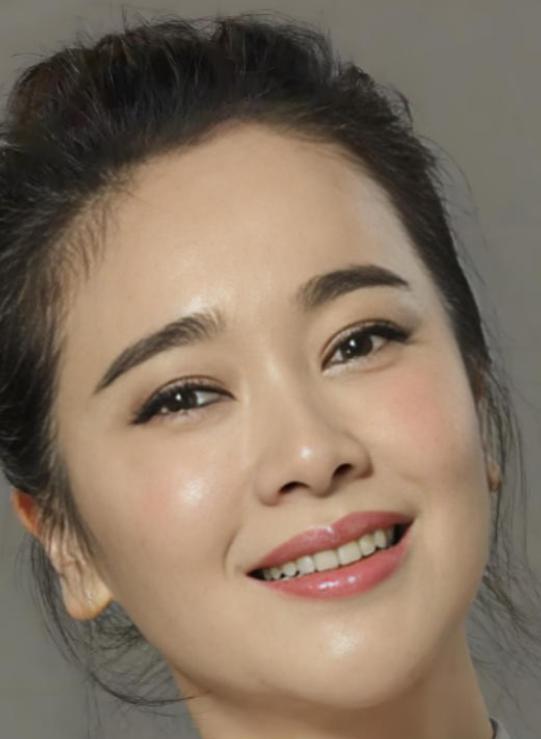 2010年 ，演员左小青与比自己大二十岁的商人高权健，在上海和香港两地举办婚礼，