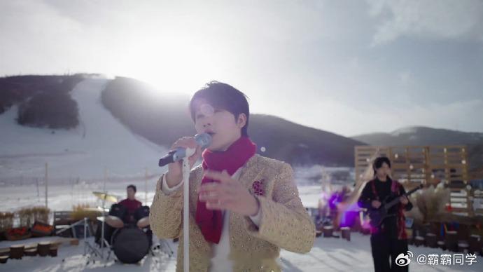 滑雪偶遇蒋敦豪和万妮达 滑雪撞见神仙现场也太幸运了吧！蒋敦豪万妮达的歌声配着雪景