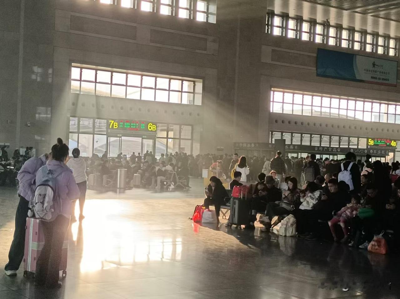 #秋日生活记录#火车笔记：深秋旅程的诗意时刻
梁东方
不管来回走了多少次，再次坐