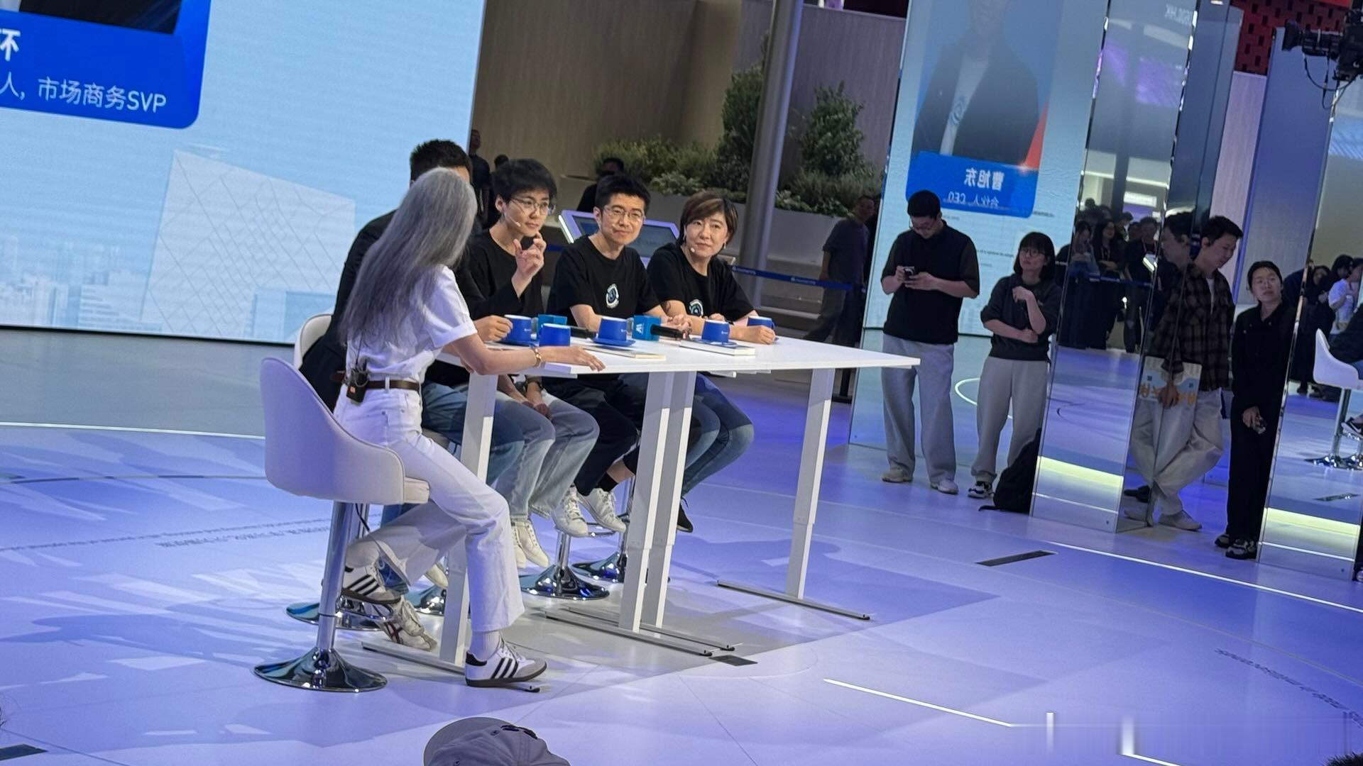 北京车展上Momenta正式宣布Momenta R7强化学习世界模型实现量产首发