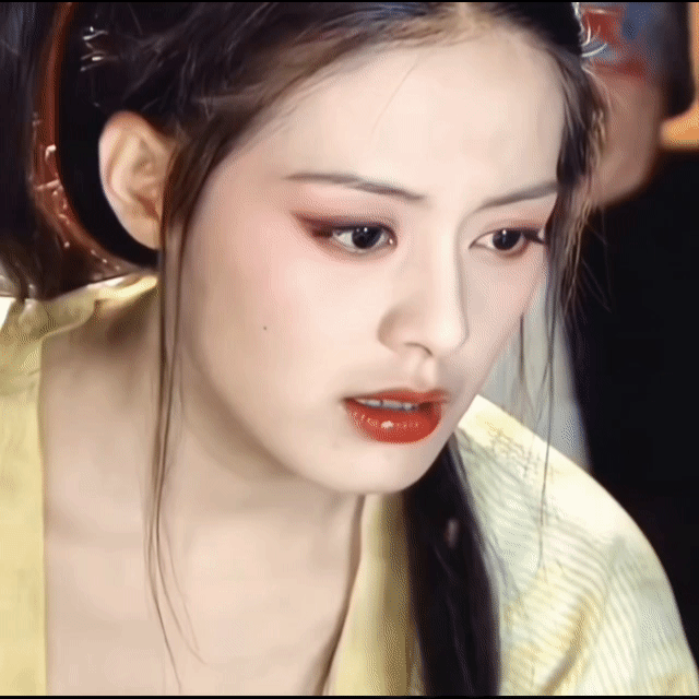 这种类型的美女，太大气了，就要浓妆艳抹，素颜就会显老气显土气，但是同时也特别扛老