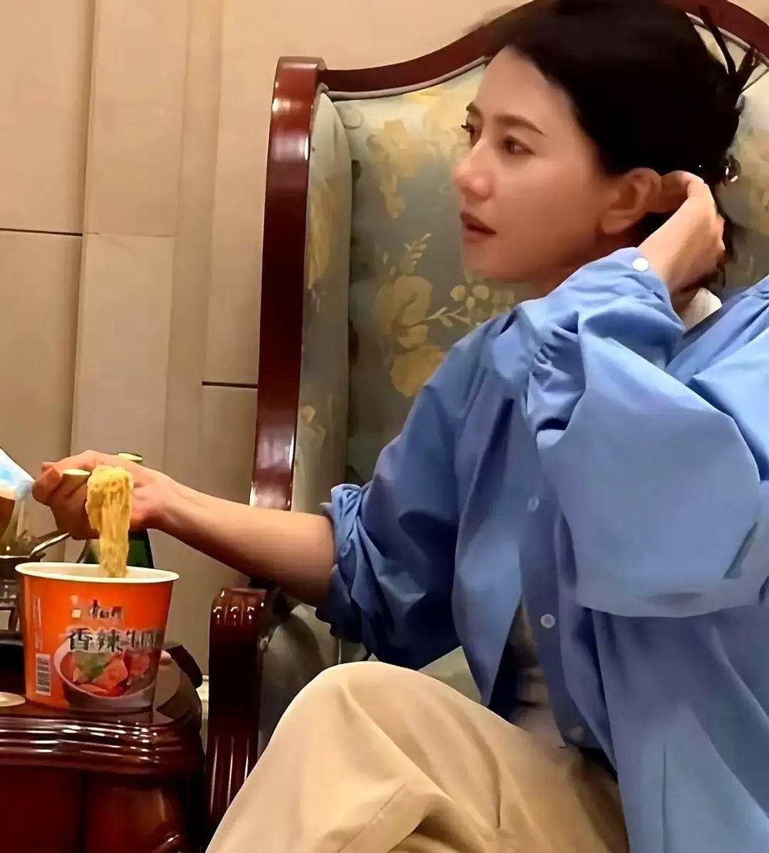 人设已经死了。现在活下来的，叫“人味儿”。
 
你看高圆圆蹲路边吃泡面，周迅素颜