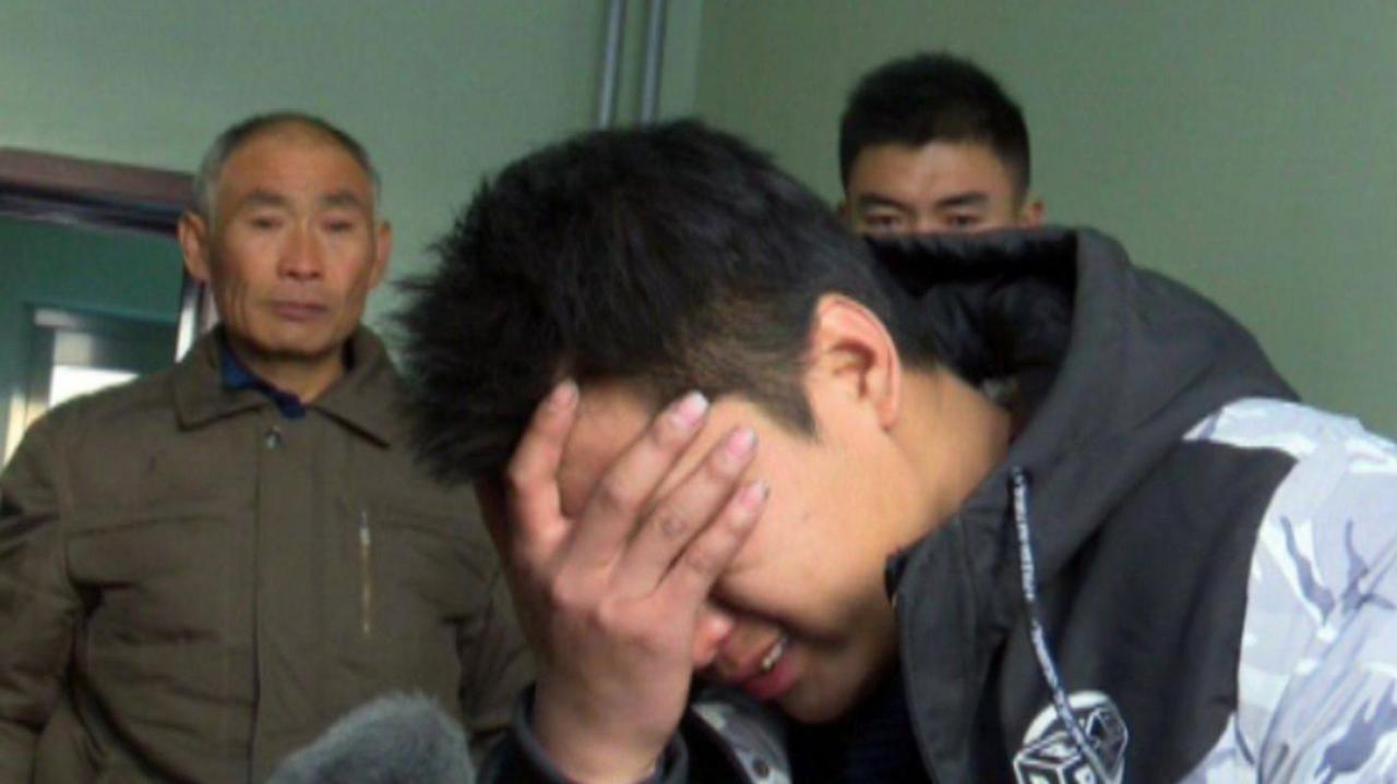 儿子告诉父亲，你这辈子最大的错误就是生下我。
夫妻俩都是国企工人，只有一个儿子，