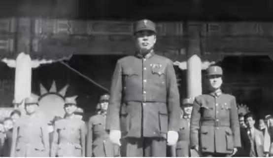 1949年四川起义惊魂：他刚宣布起义，台下特务就掏枪对准了他

田敬堂站在台上，
