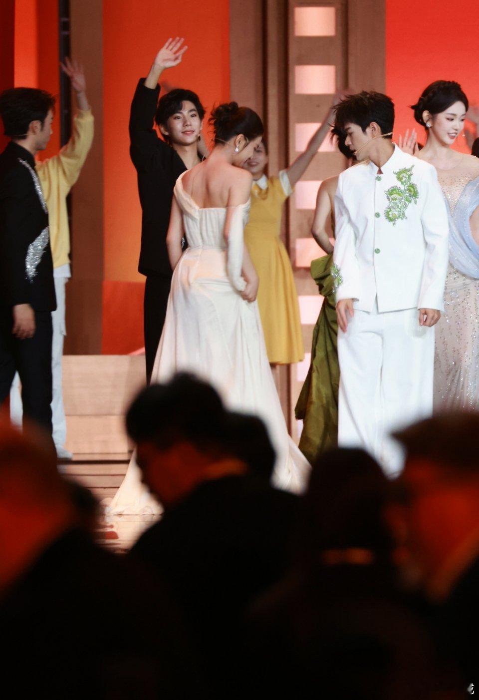 从踉跄到站稳不过一秒，连发丝都没乱多少！这反应速度，是舞台经验堆出来的底气吧，太