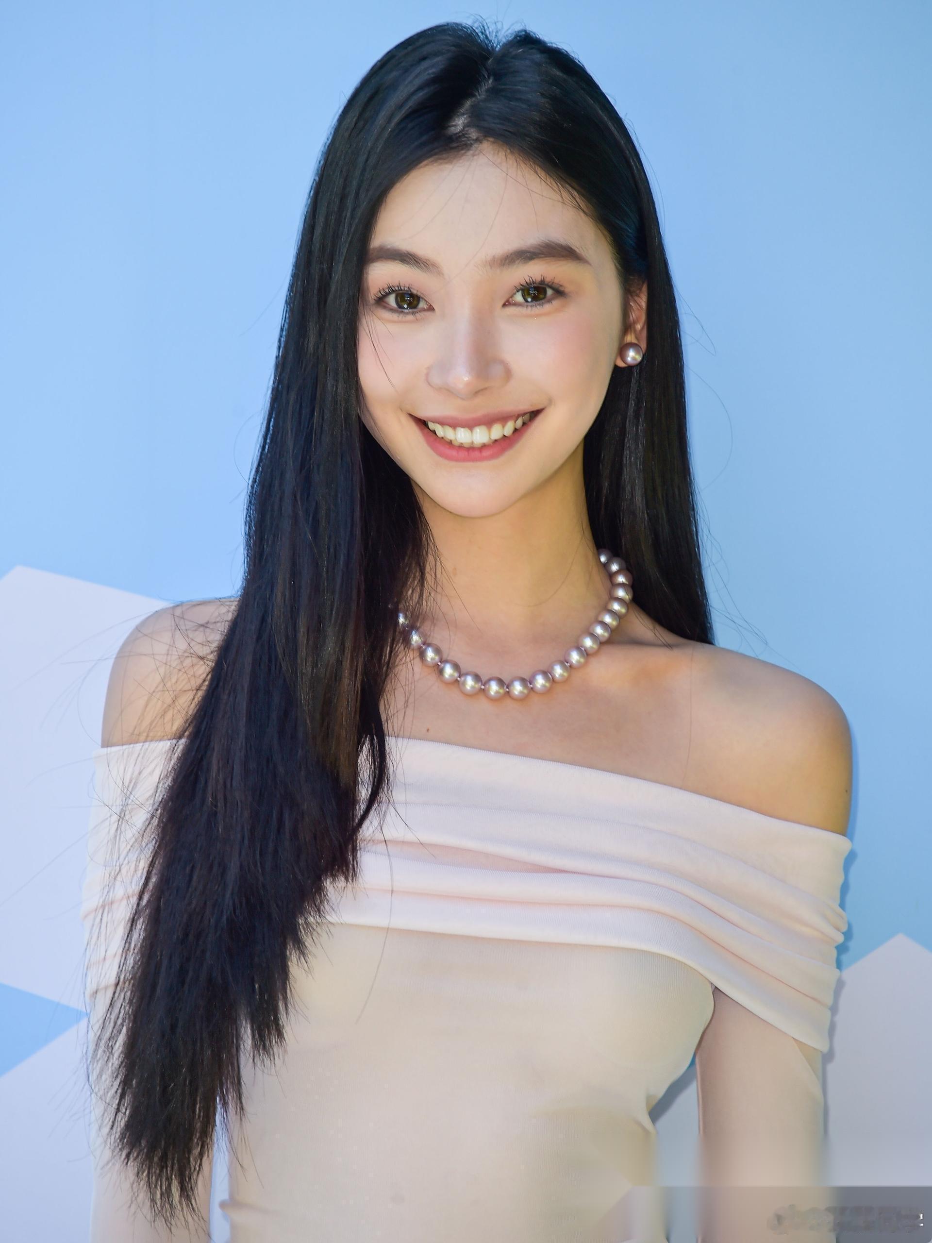 自从胡彦斌与易梦玲海外度假被拍后，两人便刻意减少公开同框，行事愈发低调。因许久没
