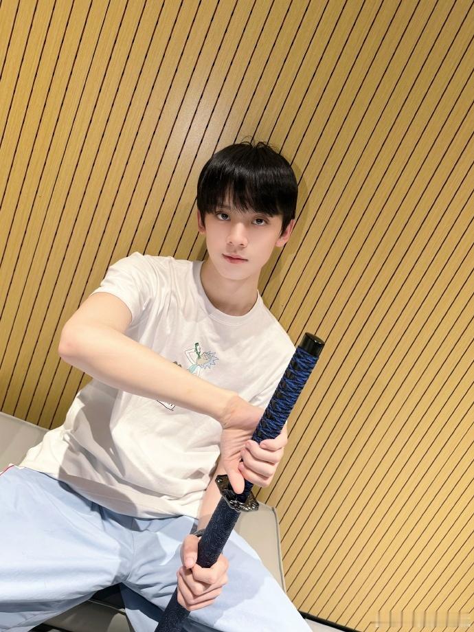 #左航说头发剪得有点瓜##左航换新发型了# 左航小哥哥的新发型，他的评价不关键，