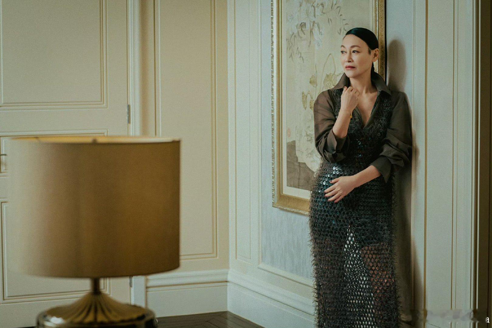 惠英红 不服气不会输 藏起镜子躲不过迷茫，直面困境才能破局。她从配角重新出发，用