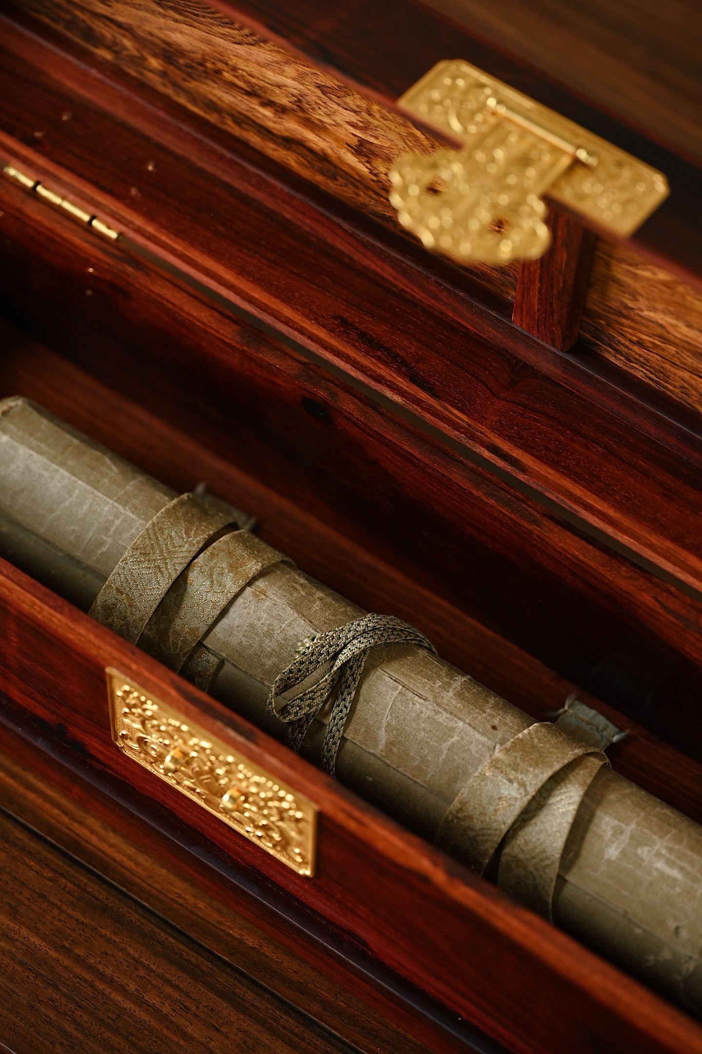 黄花梨x紫檀  | 藏珍 收纳盒以小叶紫檀为盒，沉穆端庄；以黄花梨独板为面，天然