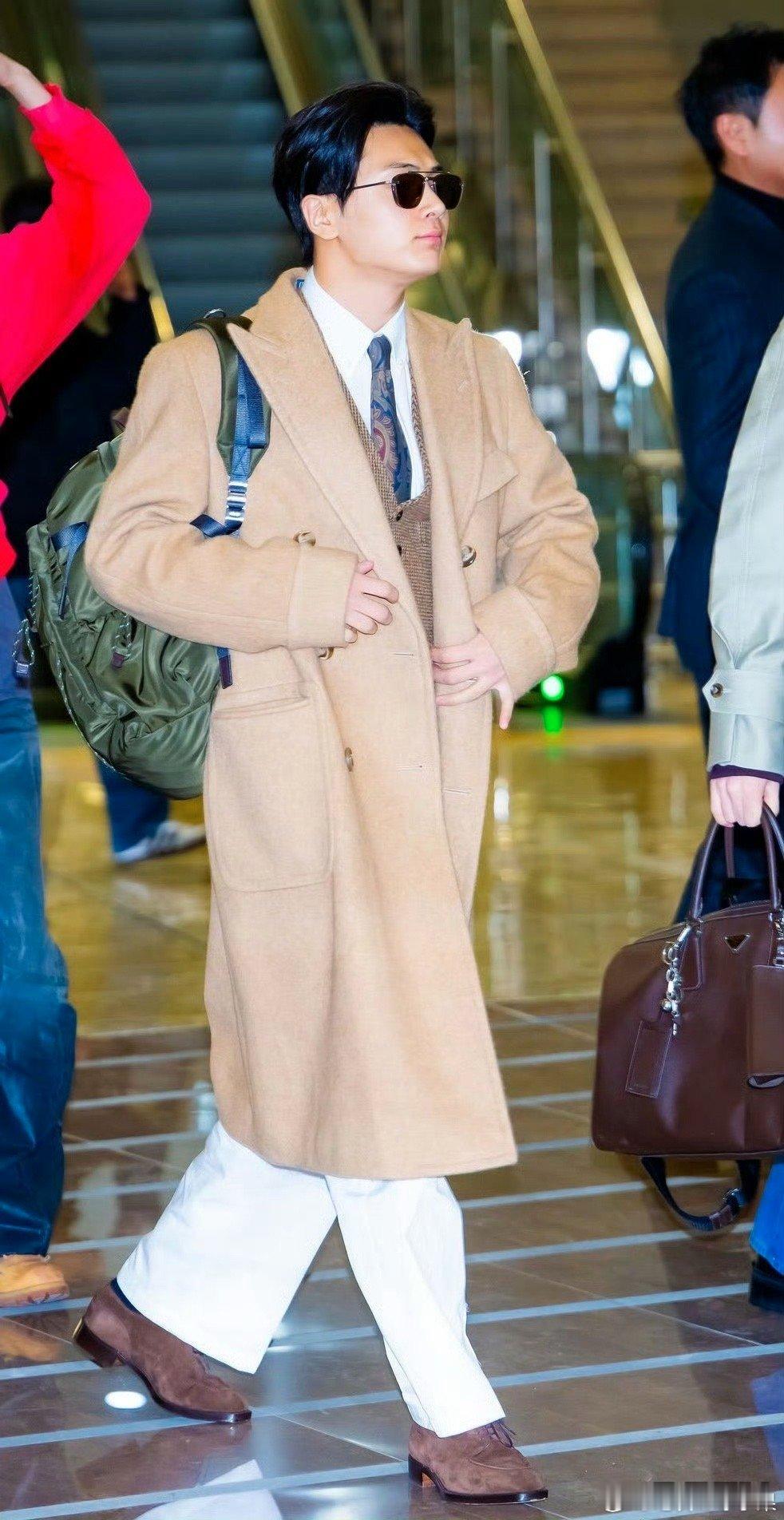 enhypen朴综星机场图来了 粉丝叫你一声爸爸还真把自己当爹了 