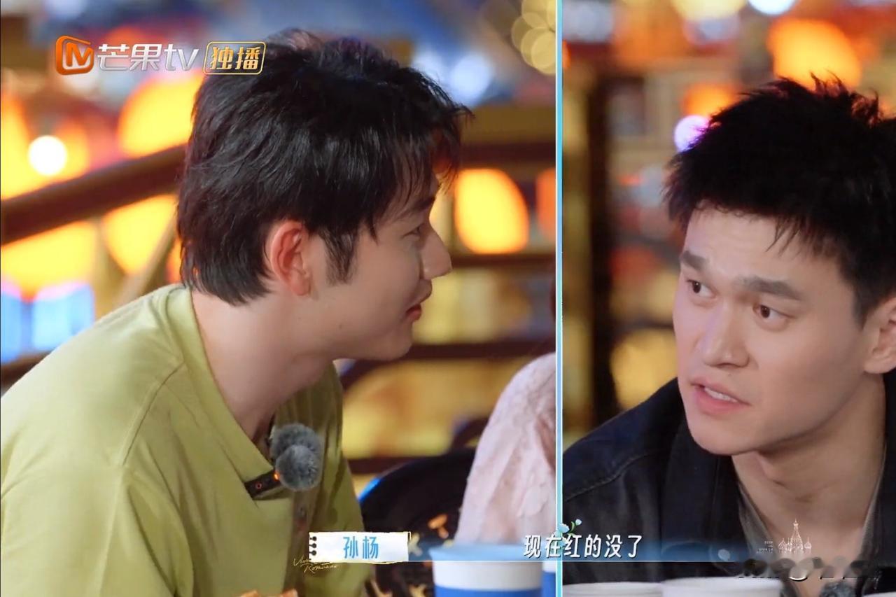 饭桌上，孙丞潇一脸坏笑地问孙杨：“你明年不是本命年吗？你要不要穿红色的泳裤？”谁