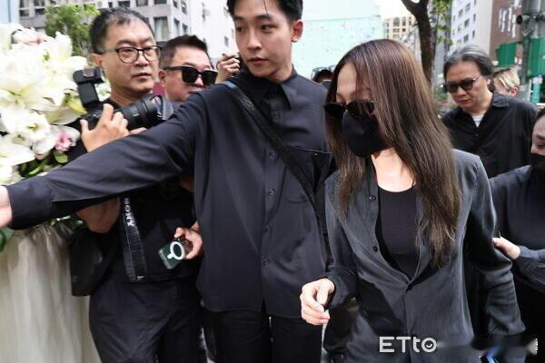 张韶涵现身陈聆薇的追思会张韶涵发文悼念化妆师 张韶涵现身台湾化妆师陈聆薇的追思会