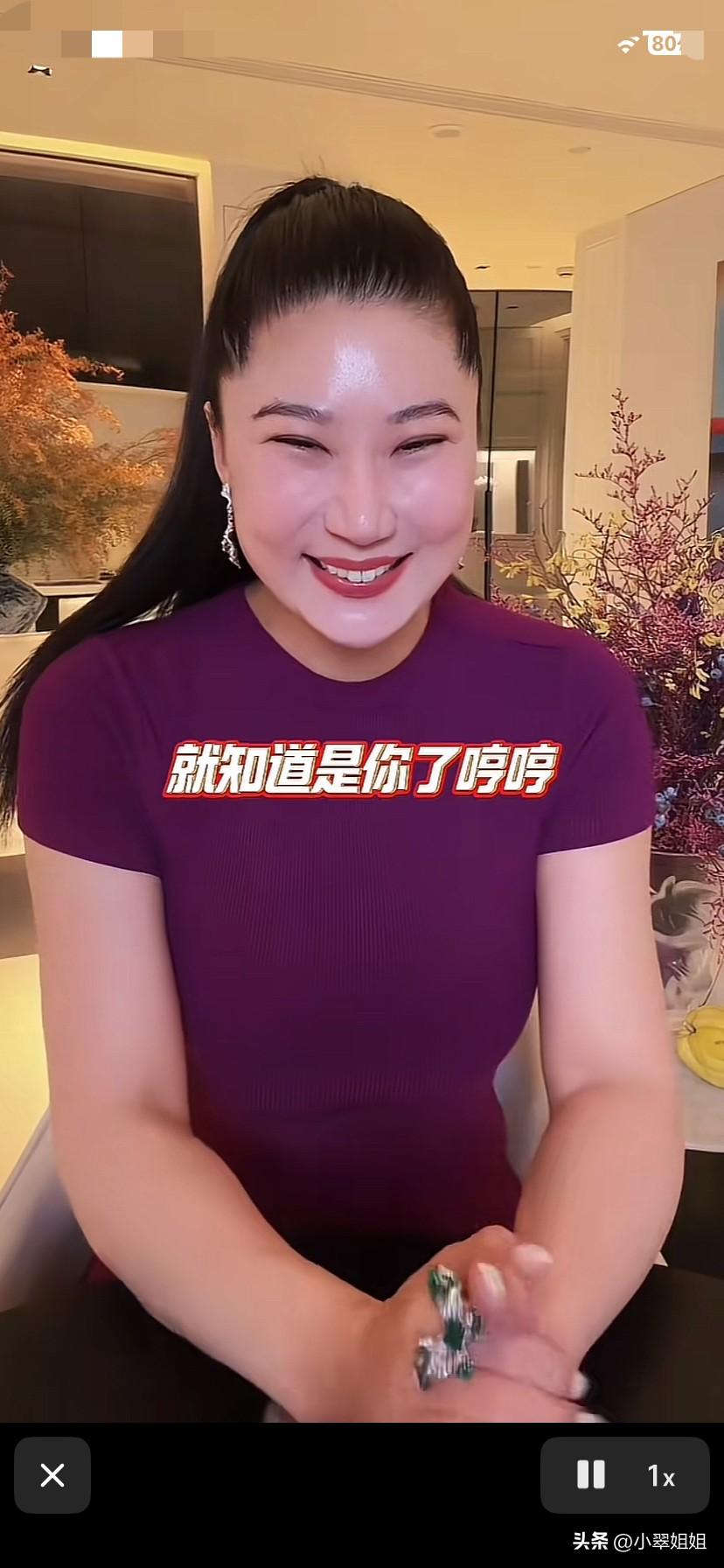 不知道当初谢贤怎么看上这个女生的！
颜值不在线，又高又壮实！眼睛细长，笑起来都看