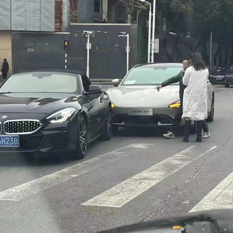 小米SU7这个头灯好像确实有点凸出哦[思考]好消息：价值千元的前保完好无损坏消息