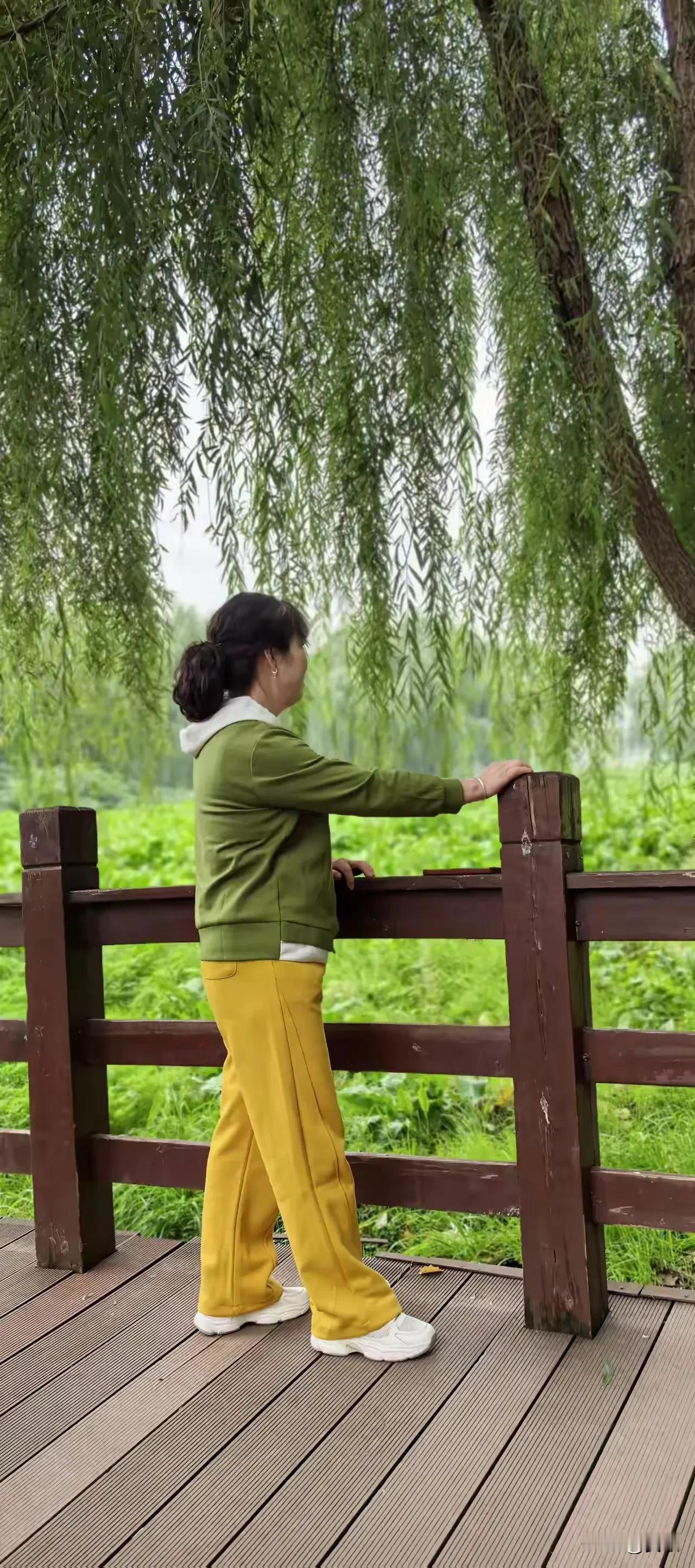 上联:世间繁华如梦幻
下联:人生聚散似浮云
横批:人生如梦