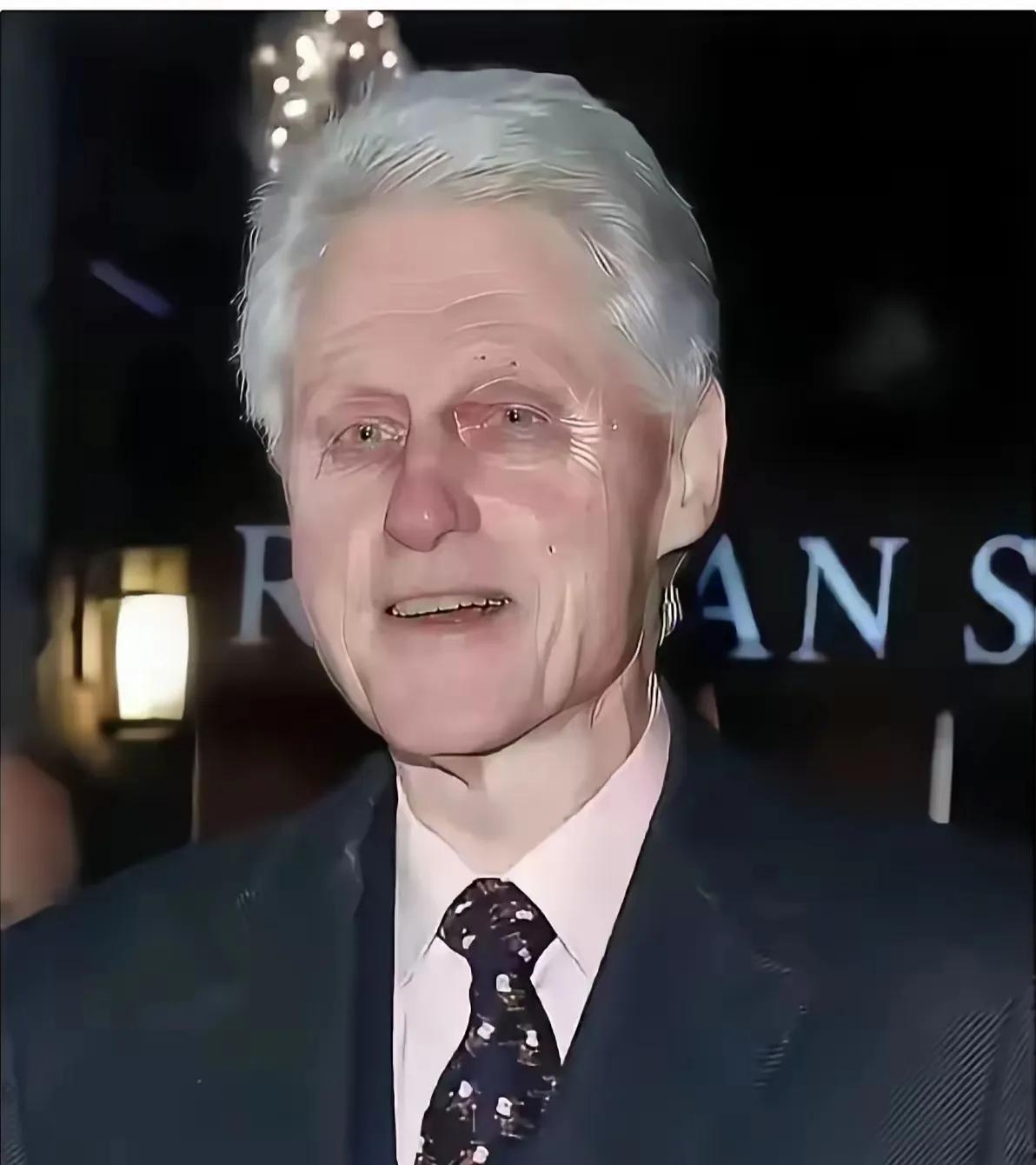 用一个词来形容克林顿的模样，油尽灯枯！
克林顿怎么成了这副模样，感觉被吸尽了阳气