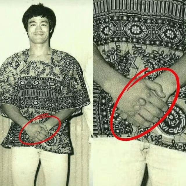 李小龙的铁拳是通过不断地击打沙子、碎石和坚硬的物体而练就的，这使他的指关节不同于