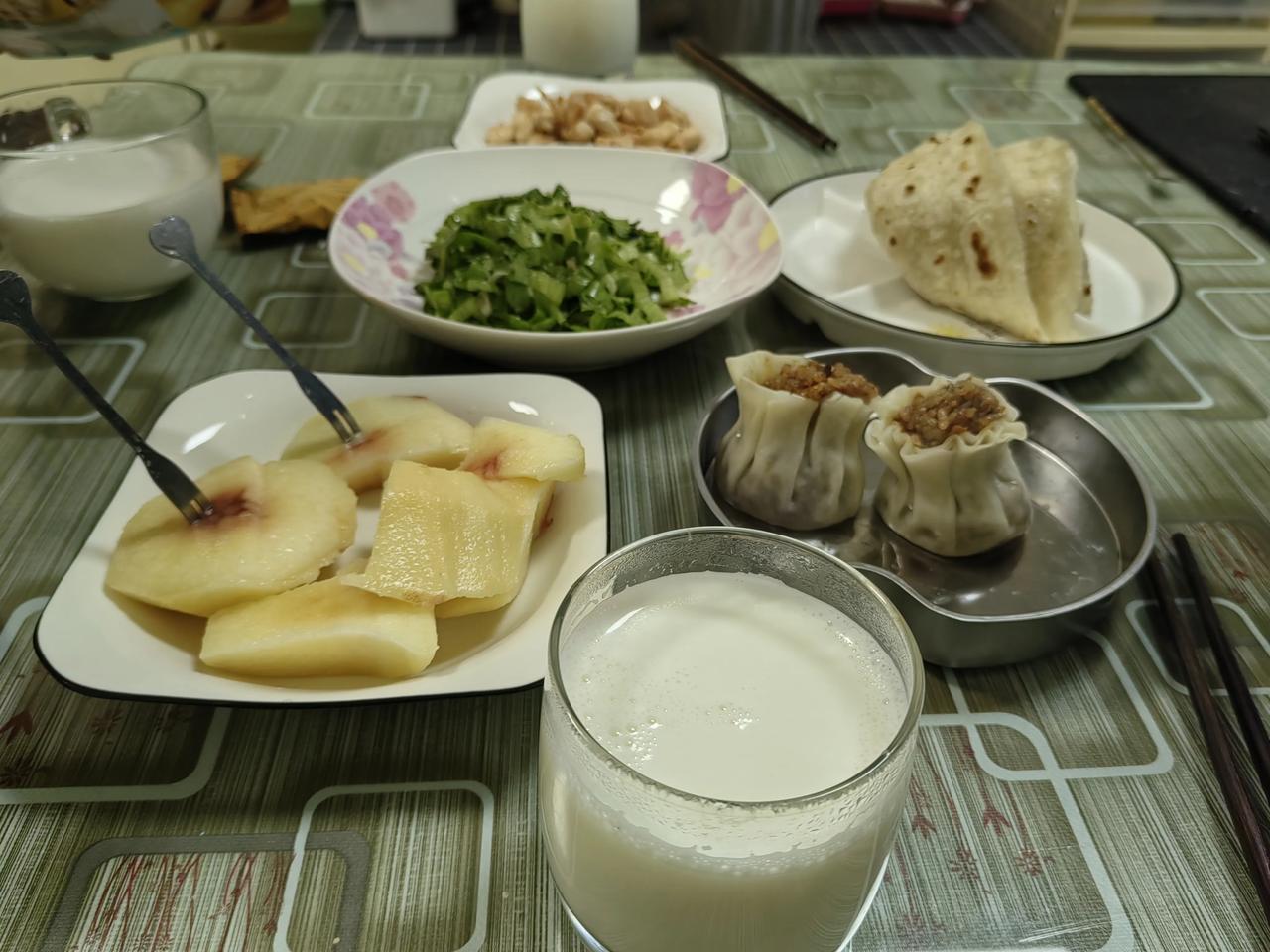 #记录今日三餐#早餐比较简单，煎了一个鸡肉粒，凉拌一个生菜。其他都是现成的，贵在