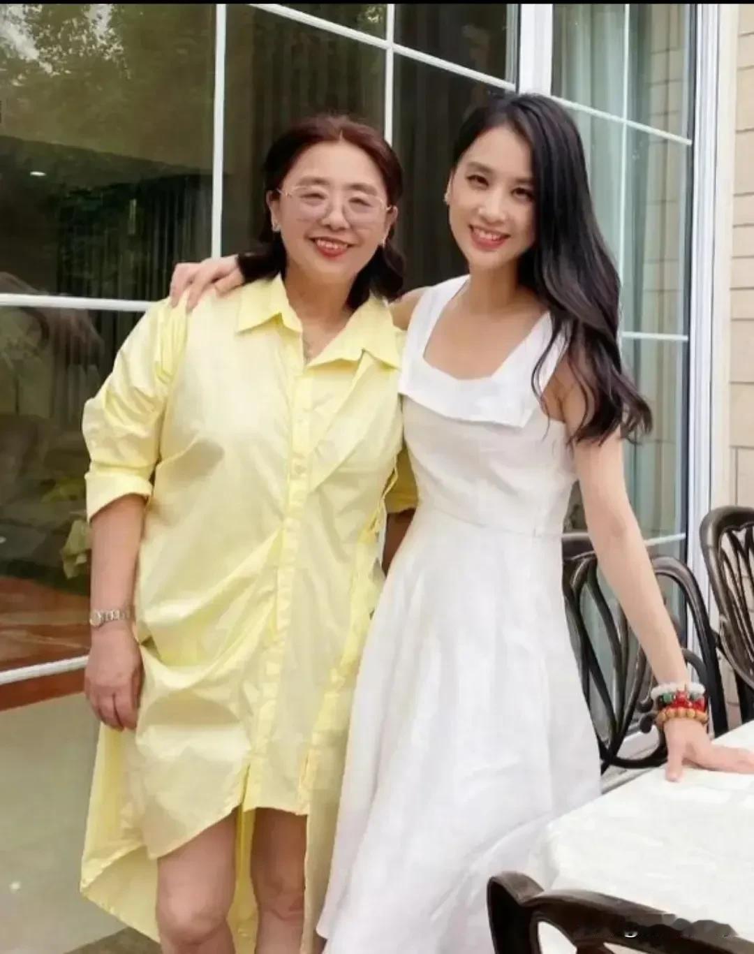 真不明白，出生上海高知家庭的黄圣依，当年怎么会当众做出这种事？众目睽睽之下给赵老