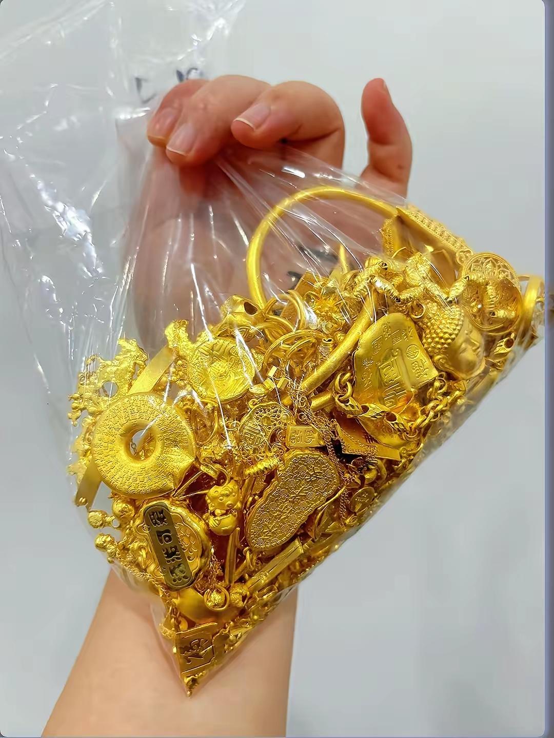 我舅舅收了20年的黄金，
真的奉劝大家，
如果你有超过500克的黄金，现在千万