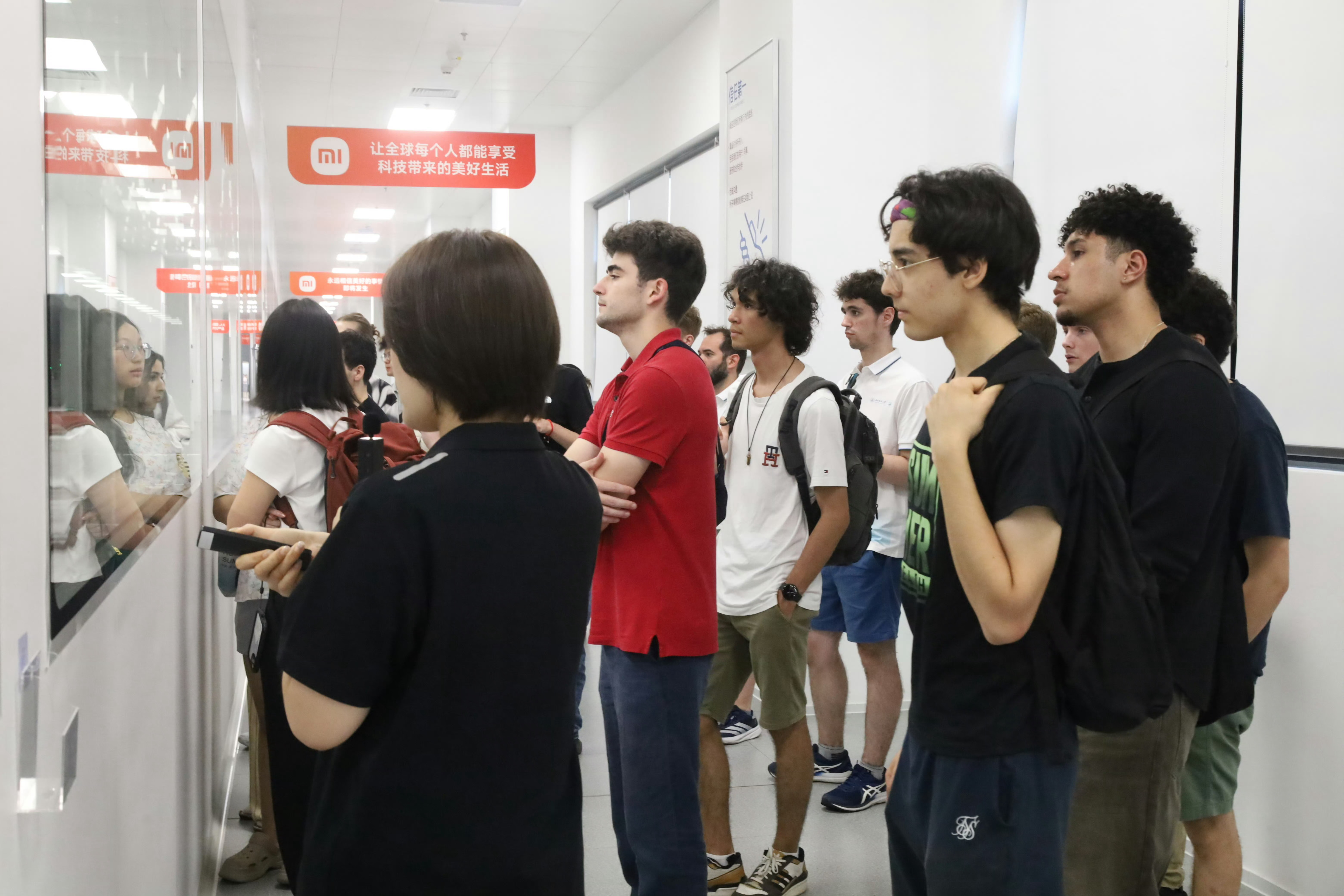 华中科技大学人工智能与自动化学院 国际交流生到小米智能家电工厂 参观，零距离感受