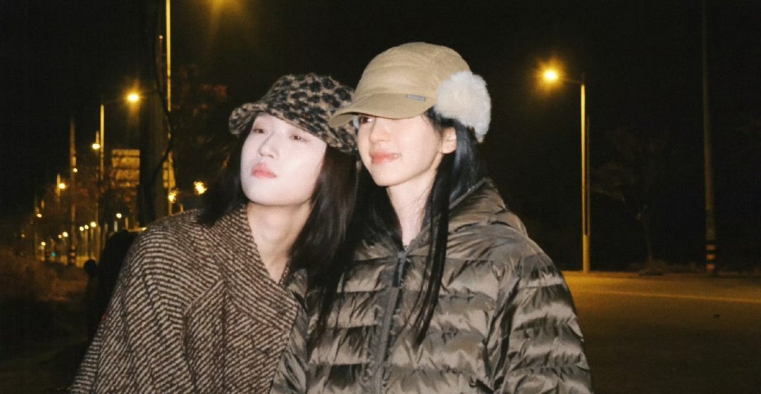 田曦薇王佳怡烟花背影照 跨年夜烟花下，田曦薇与王佳怡并肩而立，姐妹情深。温馨一幕